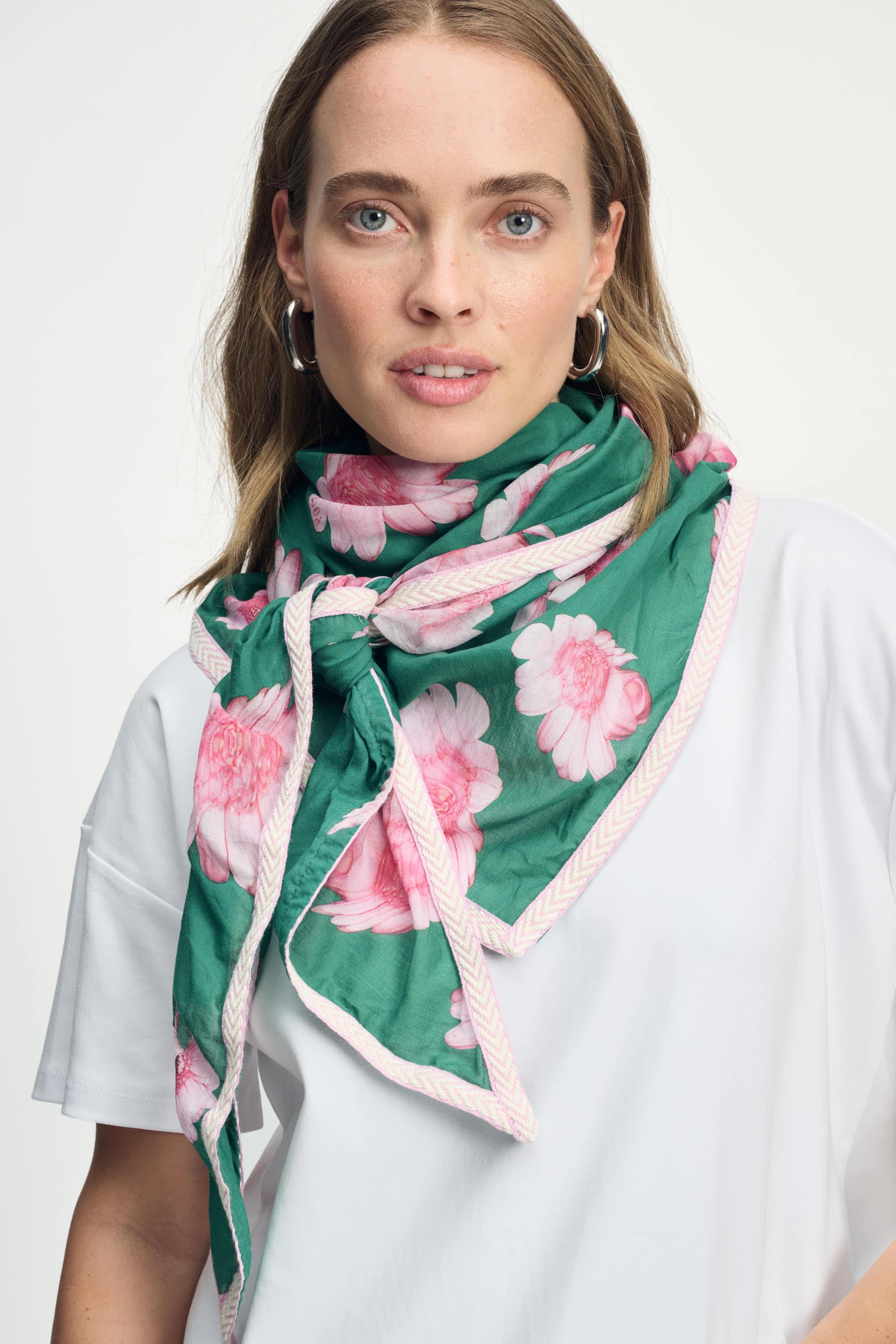 POM Amsterdam Shawls Green / OS SHAWL - Meadow Flowers Green